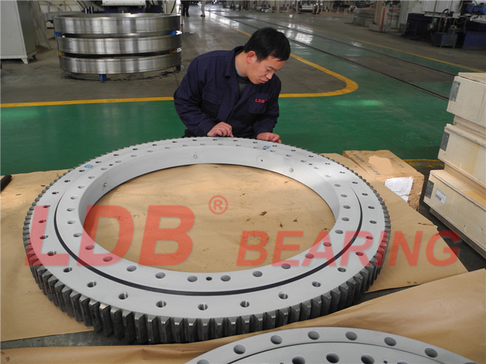 風(fēng)力發(fā)電機(jī)轉(zhuǎn)盤(pán)軸承